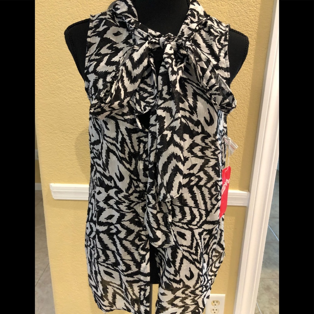 Women’s black and white sleeveless blouse